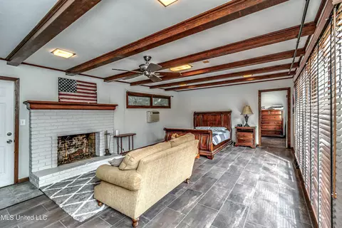 Living - 1030 Cedar Hill Dr, Jackson, MS 39206 photo 6 of 10