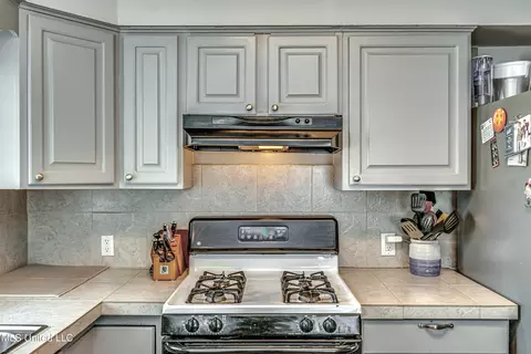 Kitchen - 1030 Cedar Hill Dr, Jackson, MS 39206 photo 3 of 6