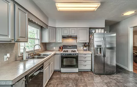 Kitchen - 1030 Cedar Hill Dr, Jackson, MS 39206 photo 6 of 6