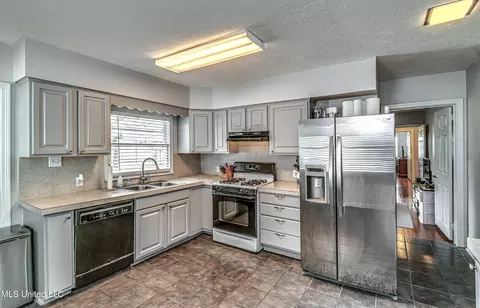 Kitchen - 1030 Cedar Hill Dr, Jackson, MS 39206 photo 1 of 6