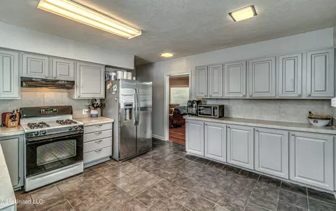Kitchen - 1030 Cedar Hill Dr, Jackson, MS 39206 photo 4 of 6