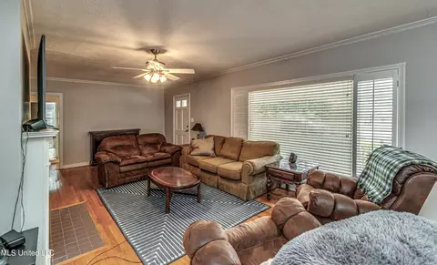 Living - 1030 Cedar Hill Dr, Jackson, MS 39206 photo 5 of 10