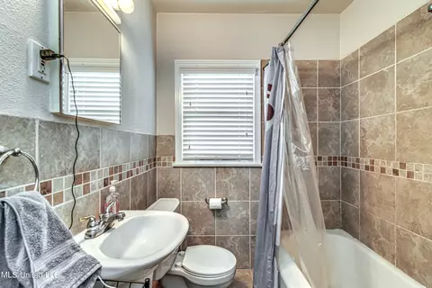 Bath - 1030 Cedar Hill Dr, Jackson, MS 39206 photo 4 of 6