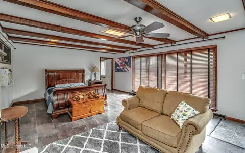 Living - 1030 Cedar Hill Dr, Jackson, MS 39206 photo 7 of 10