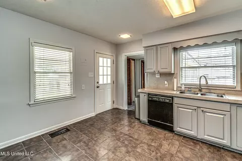 Kitchen - 1030 Cedar Hill Dr, Jackson, MS 39206 photo 5 of 6