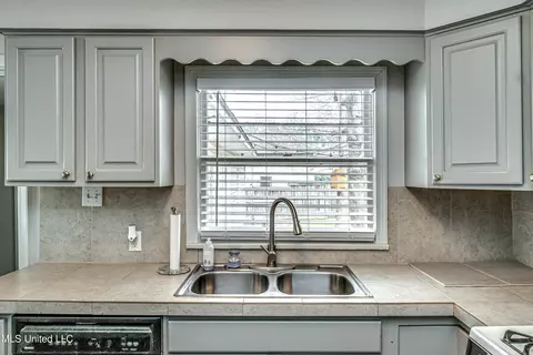 Kitchen - 1030 Cedar Hill Dr, Jackson, MS 39206 photo 2 of 6