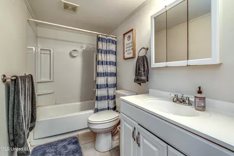 Bath - 1030 Cedar Hill Dr, Jackson, MS 39206 photo 5 of 6