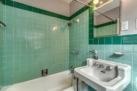 Bath - 1030 Cedar Hill Dr, Jackson, MS 39206 photo 1 of 6