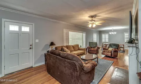 Living - 1030 Cedar Hill Dr, Jackson, MS 39206 photo 2 of 10