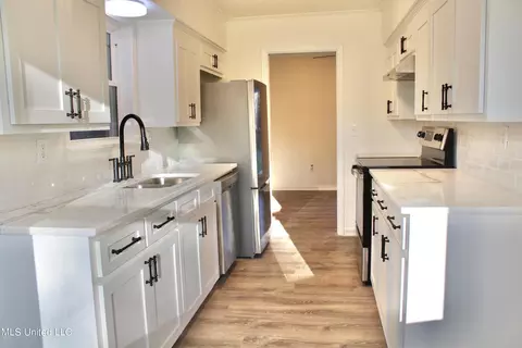 Kitchen - 320 SW 5th Ave, Magee, MS 39111 photo 3 of 4