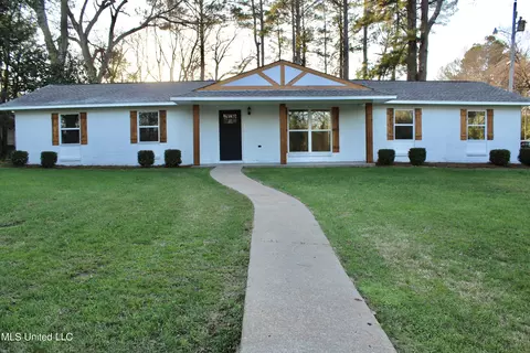 Exterior - 320 SW 5th Ave, Magee, MS 39111 photo 2 of 15