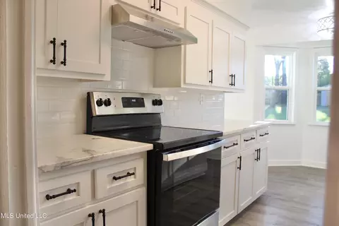 Kitchen - 320 SW 5th Ave, Magee, MS 39111 photo 2 of 4