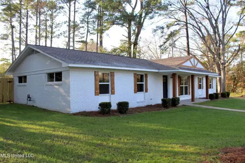 Exterior - 320 SW 5th Ave, Magee, MS 39111 photo 4 of 15