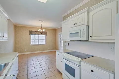Kitchen - 401 Stoneybrook Dr, Brandon, MS 39042 photo 3 of 5