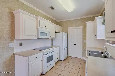 Kitchen - 401 Stoneybrook Dr, Brandon, MS 39042 photo 2 of 5