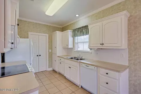 Kitchen - 401 Stoneybrook Dr, Brandon, MS 39042 photo 1 of 5