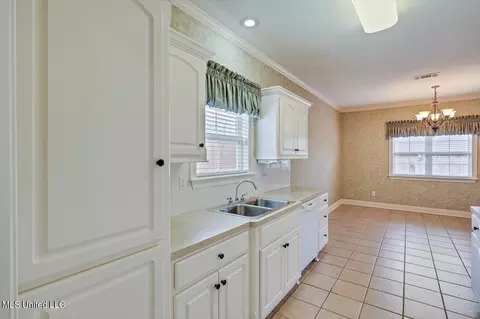 Kitchen - 401 Stoneybrook Dr, Brandon, MS 39042 photo 4 of 5