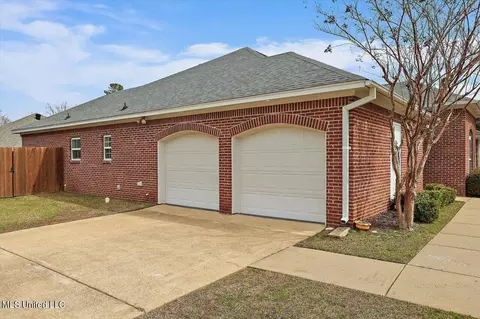 Exterior - 401 Stoneybrook Dr, Brandon, MS 39042 photo 4 of 9