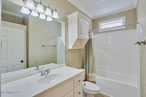 Bath - 401 Stoneybrook Dr, Brandon, MS 39042 photo 3 of 3