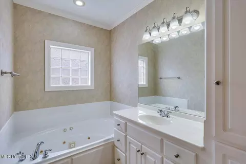 Bath - 401 Stoneybrook Dr, Brandon, MS 39042 photo 1 of 3