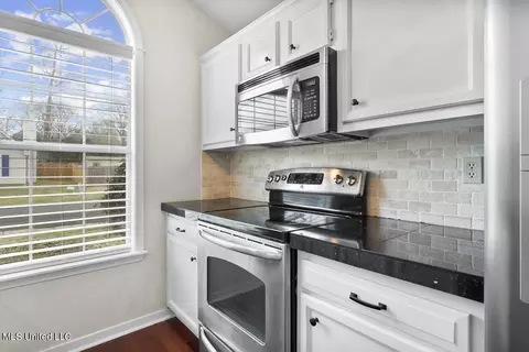Kitchen - 341 Audubon Cir, Brandon, MS 39047 photo 3 of 5