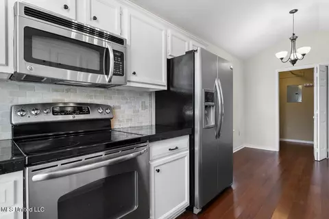Kitchen - 341 Audubon Cir, Brandon, MS 39047 photo 5 of 5