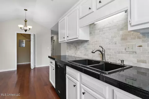 Kitchen - 341 Audubon Cir, Brandon, MS 39047 photo 4 of 5