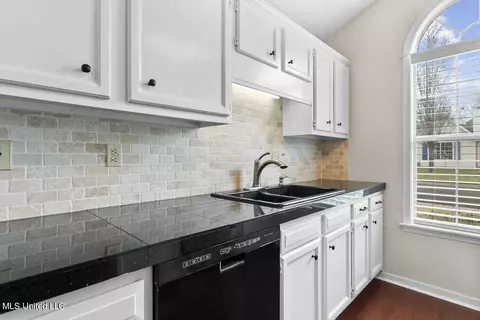 Kitchen - 341 Audubon Cir, Brandon, MS 39047 photo 2 of 5