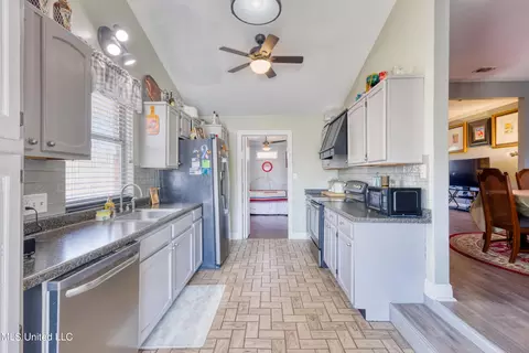 Kitchen - 89337 E Diamondhead Dr, Diamondhead, MS 39525 photo 1 of 3