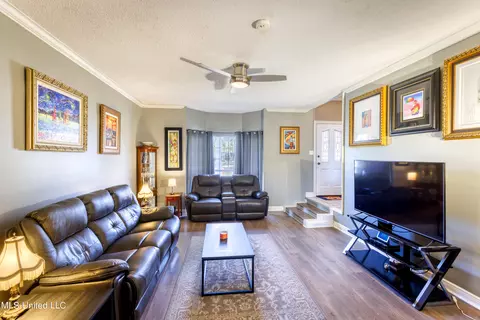 Living - 89337 E Diamondhead Dr, Diamondhead, MS 39525 photo 2 of 3