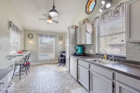 Kitchen - 89337 E Diamondhead Dr, Diamondhead, MS 39525 photo 3 of 3