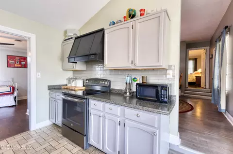 Kitchen - 89337 E Diamondhead Dr, Diamondhead, MS 39525 photo 2 of 3