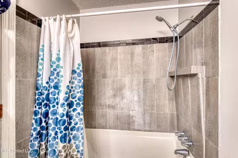 Bath - 89337 E Diamondhead Dr, Diamondhead, MS 39525 photo 2 of 3