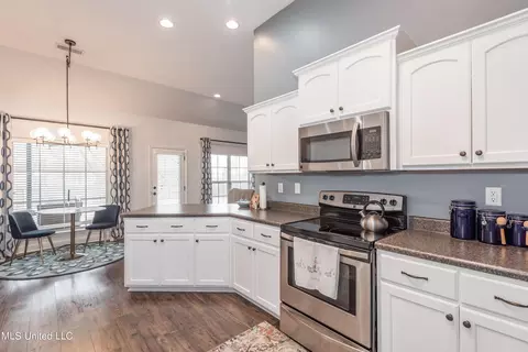 Kitchen - 1325 Fieldstone St, Hernando, MS 38632 photo 3 of 3