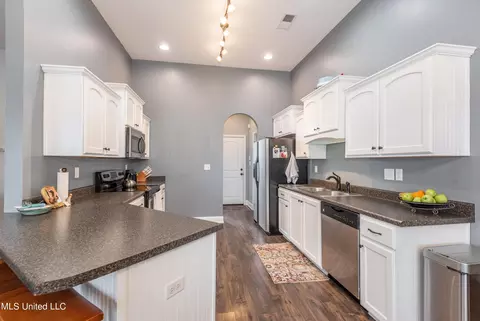 Kitchen - 1325 Fieldstone St, Hernando, MS 38632 photo 2 of 3