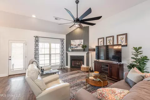 Living - 1325 Fieldstone St, Hernando, MS 38632 photo 2 of 2