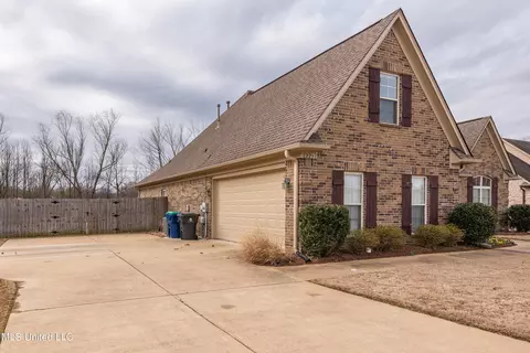Exterior - 1325 Fieldstone St, Hernando, MS 38632 photo 5 of 9