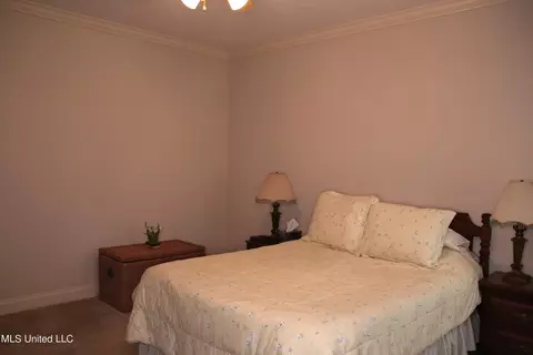 Bedroom - 112 W Pinebrook Dr, Brandon, MS 39047 photo 2 of 4