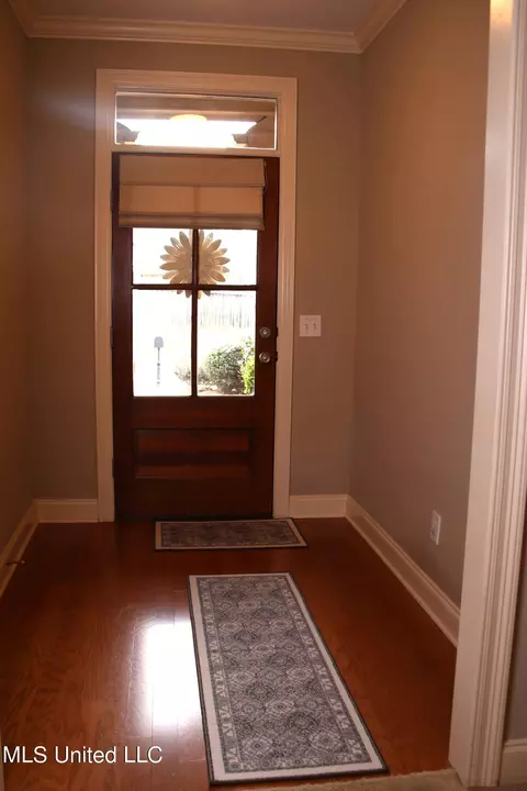 Entry Way - 112 W Pinebrook Dr, Brandon, MS 39047 photo 2 of 2