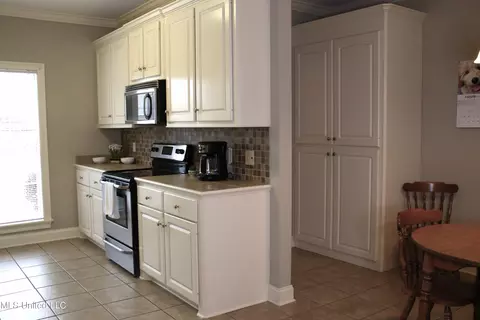 Kitchen - 112 W Pinebrook Dr, Brandon, MS 39047 photo 2 of 5