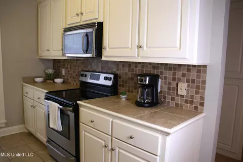 Kitchen - 112 W Pinebrook Dr, Brandon, MS 39047 photo 3 of 5