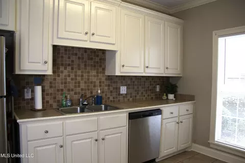 Kitchen - 112 W Pinebrook Dr, Brandon, MS 39047 photo 4 of 5