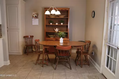 Dining - 112 W Pinebrook Dr, Brandon, MS 39047 photo 1 of 2