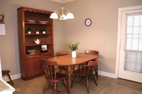 Dining - 112 W Pinebrook Dr, Brandon, MS 39047 photo 2 of 2