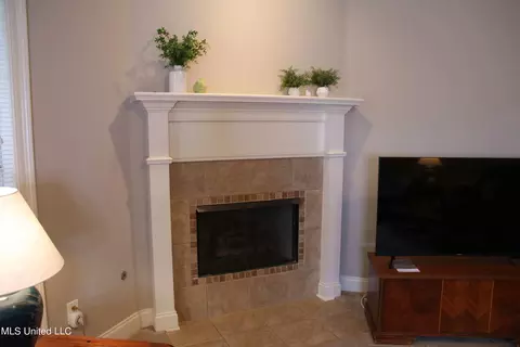Living - 112 W Pinebrook Dr, Brandon, MS 39047 photo 6 of 6