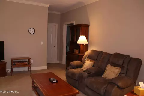 Living - 112 W Pinebrook Dr, Brandon, MS 39047 photo 1 of 6