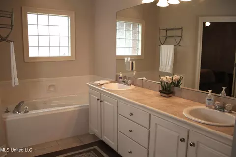 Bath - 112 W Pinebrook Dr, Brandon, MS 39047 photo 1 of 3