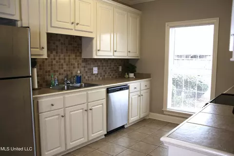 Kitchen - 112 W Pinebrook Dr, Brandon, MS 39047 photo 1 of 5