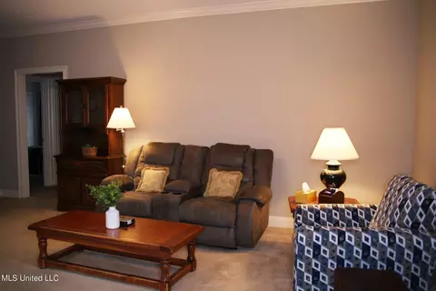 Living - 112 W Pinebrook Dr, Brandon, MS 39047 photo 2 of 6