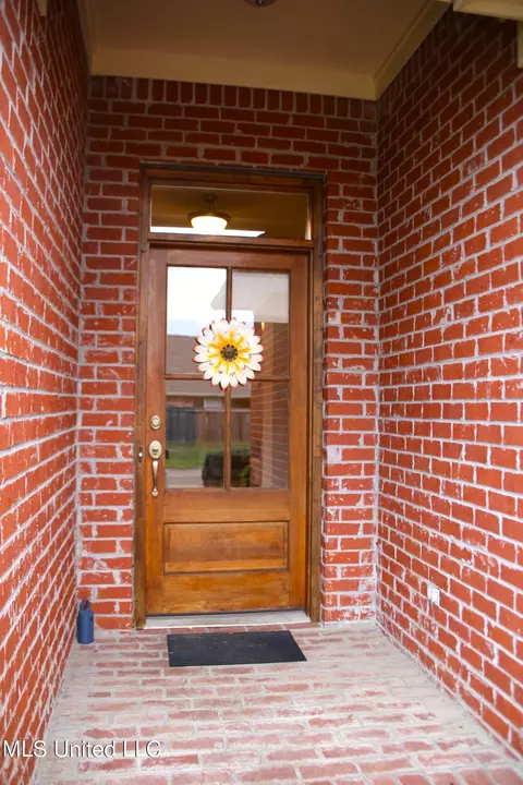 Entry Way - 112 W Pinebrook Dr, Brandon, MS 39047 photo 1 of 2